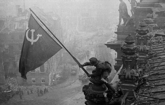 Чей флаг развевался над поверженным Рейхстагом ?