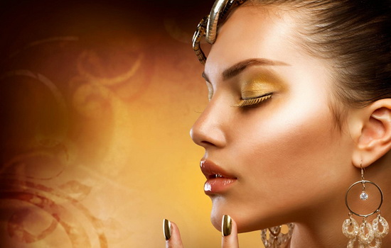 Что произойдет, если красивую женщину покрыть золотом с головы до пят ?